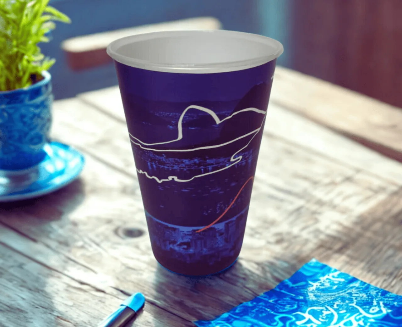 Copo personalizado de 550ml em polipropileno com rótulo integrado à peça na moldagem