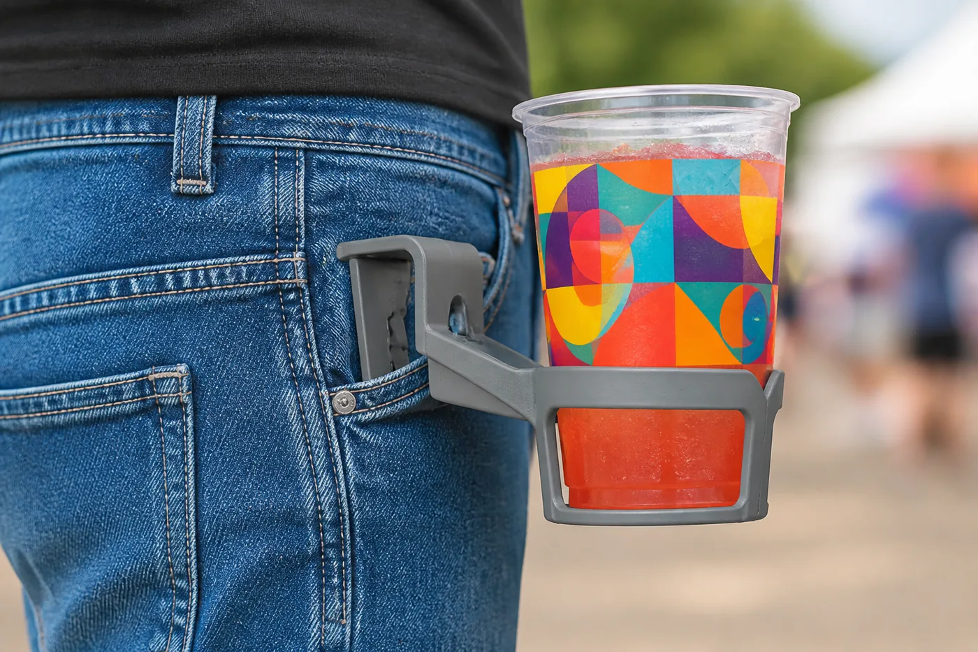 Presilha porta-copo de plástico presa ao bolso da calça segurando um copo label de 550ml